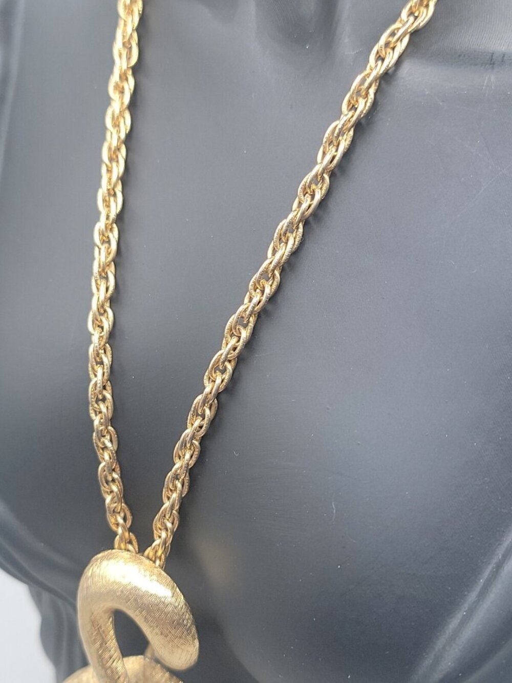 Vintage Lisner Figure 8 Pendant Necklace Textured Gold Tone - Picture 7 of 15